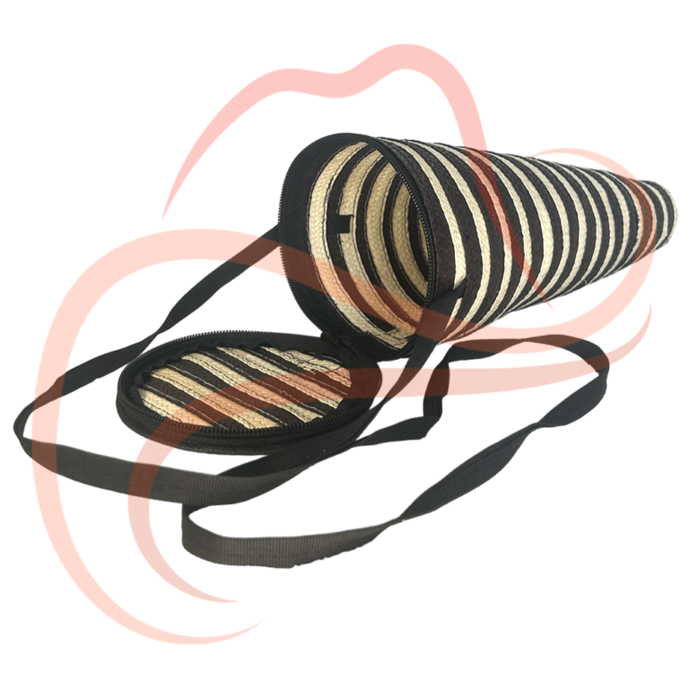 Imagen de un estuche tubular hecho de caña flecha con franjas en negro