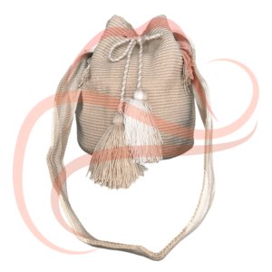 Vista de una mochila Wayúu tejida en tonos blanco y beige, con un diseño de tejido liso que resalta su simplicidad y elegancia. La mochila cuenta con un par de borlas grandes al frente y una correa larga del mismo material.