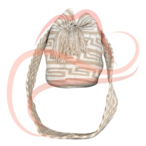 Imagen de una mochila Wayúu con un patrón geométrico tejido en blanco y beige. El diseño incorpora formas abstractas que brindan textura al tejido, mientras que los flecos y la correa larga añaden un toque artesanal.