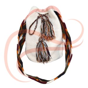 Mochila Wayúu con un diseño de colores blanco, negro y café, formando un patrón geométrico de estilo tradicional. Los tonos tierra le dan un carácter más sobrio, mientras que los flecos y la correa tejida complementan su aspecto artesanal.