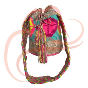 Mochila Wayúu con un diseño colorido en tonos café, fucsia y turquesa, destacando patrones tradicionales que combinan colores vibrantes y neutros. Incluye borlas grandes y una correa tejida con detalles a juego.