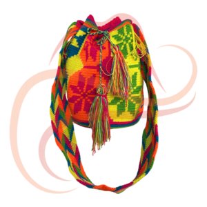 Mochila Wayúu tejida con hilos de colores naranja, verde y amarillo, formando un patrón atractivo de figuras entrelazadas. Los flecos a juego y la correa larga complementan su estilo vibrante y alegre.