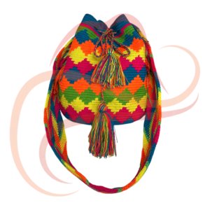 Mochila Wayúu tejida en múltiples colores, incluyendo naranja, verde, azul y fucsia. Los patrones tradicionales resaltan sobre el fondo y las borlas multicolores añaden un toque decorativo distintivo.