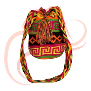 Mochila Wayúu con una paleta de colores vibrantes que incluye naranja, verde, negro y fucsia. Presenta un diseño geométrico complejo con flecos largos que acentúan su carácter tradicional y llamativo.