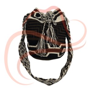 Mochila Wayúu en colores negro y blanco con un diseño geométrico de estilo clásico. El contraste entre los tonos hace que las figuras resaltan, mientras que las borlas decorativas y la correa completan su estilo elegante y atemporal.