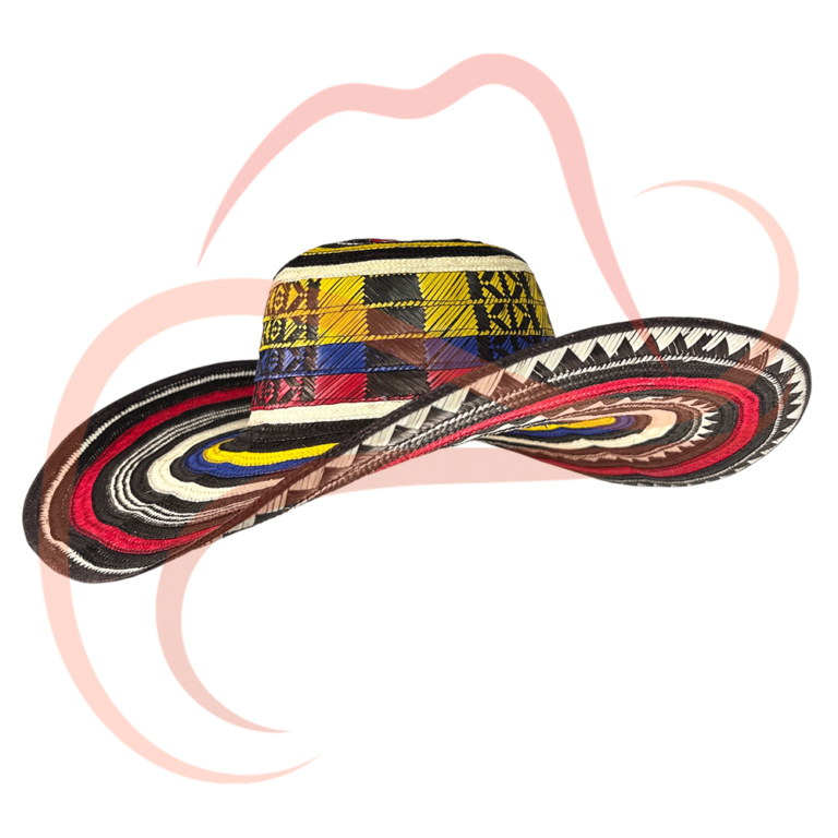 Sombrero vueltiao de 15 vueltas, tejido artesanalmente en caña flecha, con detalles de franjas amarillas, azules y rojas, representando los colores colombianos, vista en ángulo tres cuartos.