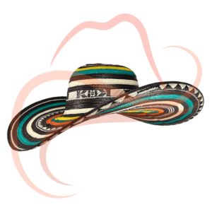 Vista en tres cuartos del sombrero vueltiao 15 vueltas con diseño en colores verde, amarillo, naranja y negro, hecho a mano en caña flecha.