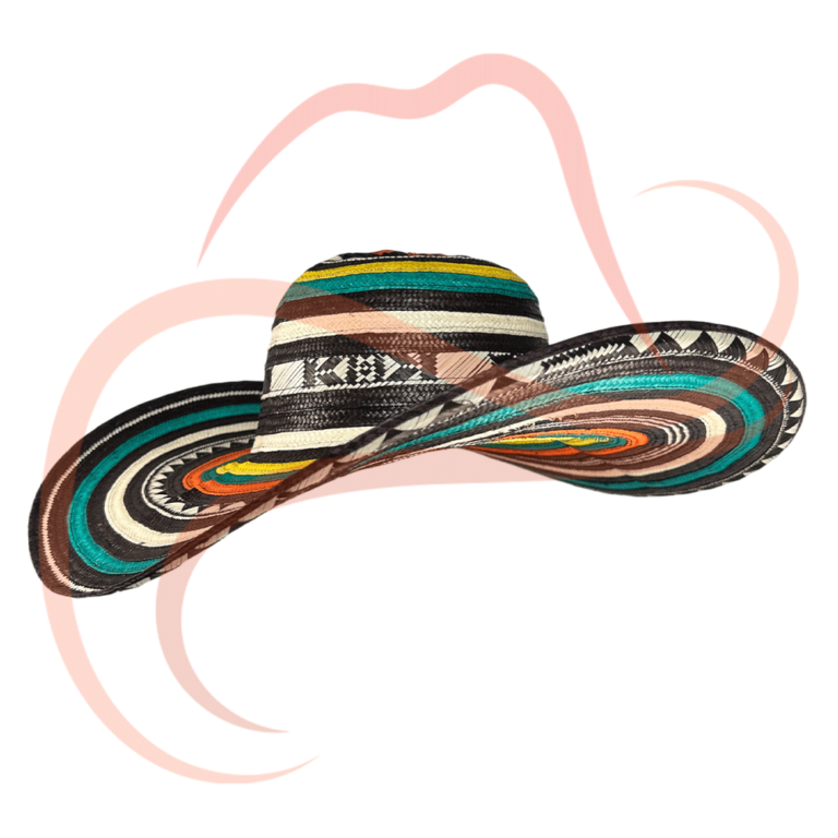 Vista en tres cuartos del sombrero vueltiao 15 vueltas con diseño en colores verde, amarillo, naranja y negro, hecho a mano en caña flecha.