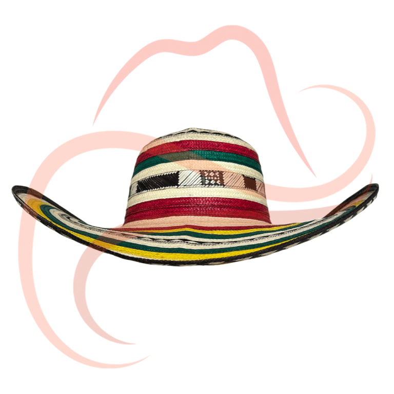 Vista de frente del sombrero vueltiao de 15 vueltas en colores verde, rojo y amarillo. Hecho a mano con caña flecha, muestra un diseño típico de la cultura colombiana.