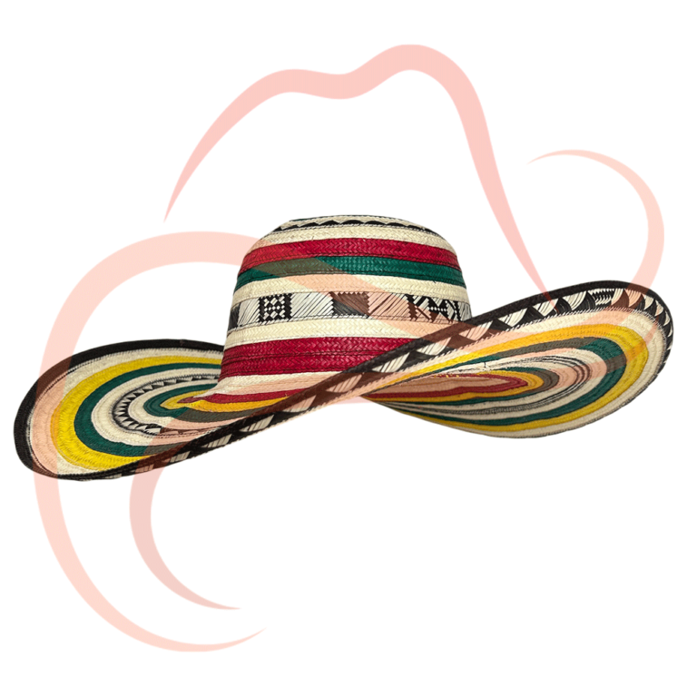 Vista en ángulo de tres cuartos del sombrero vueltiao de 15 vueltas en colores verde, rojo y amarillo. Artesanía colombiana tejida a mano con caña flecha.