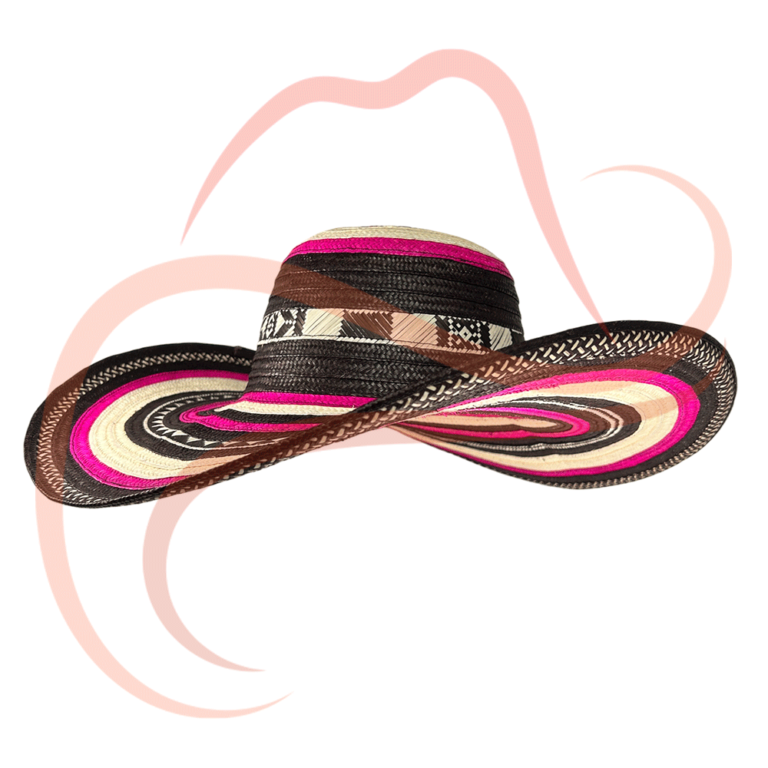 Sombrero vueltiao de 15 vueltas con patrón de colores fucsia, negro y blanco, visto en ángulo de tres cuartos, mostrando su diseño artesanal.