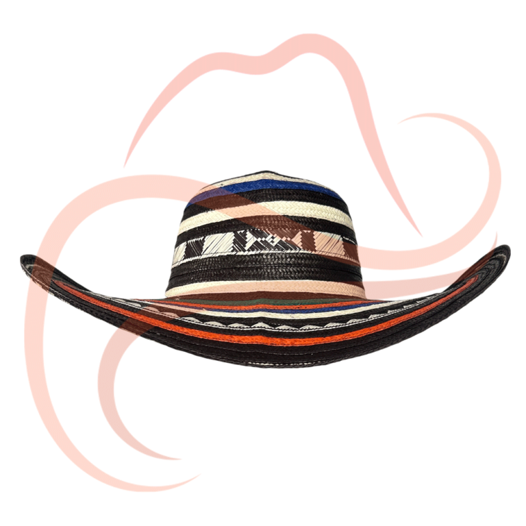 Vista frontal del sombrero vueltiao con un diseño de franjas en tonos naranja, azul y verde, destacando la forma curva del ala y el tejido artesanal en caña flecha.