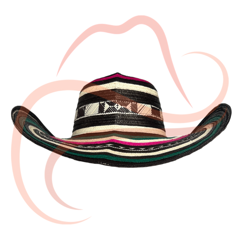 Imagen frontal de un sombrero vueltiao de 15 vueltas en caña flecha, resaltando los colores verde, fucsia y negro, representando un diseño tradicional de alta calidad.