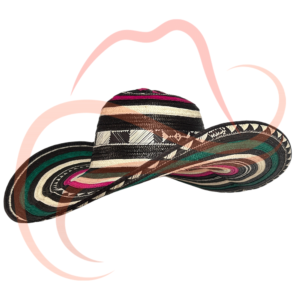 Imagen en tres cuartos de un sombrero vueltiao de 15 vueltas con colores verde, fucsia y negro, diseño colombiano artesanal en caña flecha, ideal para cualquier ocasión.