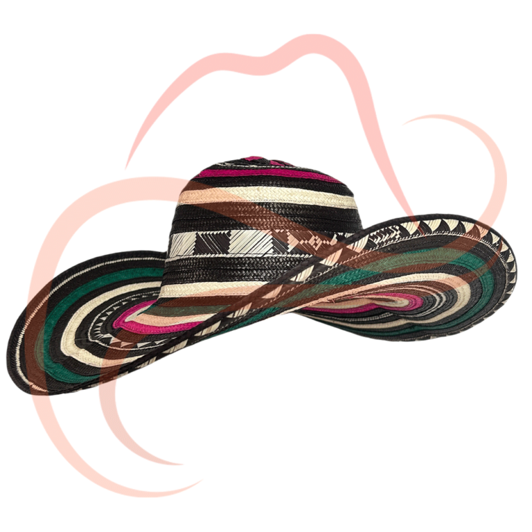 Imagen en tres cuartos de un sombrero vueltiao de 15 vueltas con colores verde, fucsia y negro, diseño colombiano artesanal en caña flecha, ideal para cualquier ocasión.