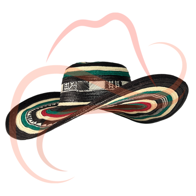 Sombrero vueltiao de 15 vueltas en colores verde, rojo, negro y beige, tejido artesanalmente en caña flecha, mostrado en un ángulo de tres cuartos que destaca los detalles de sus patrones.