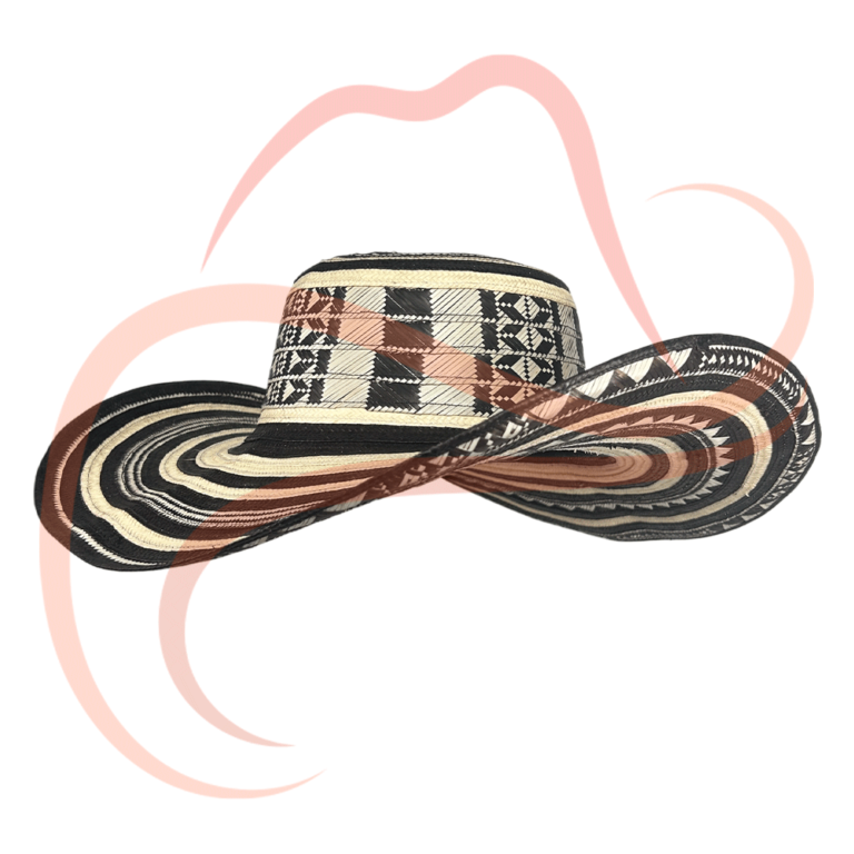 Vista tres cuartos del Sombrero Vueltiao 15 vueltas, mostrando el equilibrio entre su diseño geométrico y la artesanía detallada que lo convierte en un símbolo cultural de Colombia.