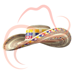Vista en ángulo de tres cuartos de un sombrero vueltiao con diseño de 19 vueltas. Los colores amarillo, azul y rojo claro se entrelazan con detalles geométricos en blanco, creando un patrón característico que resalta la artesanía tradicional colombiana.