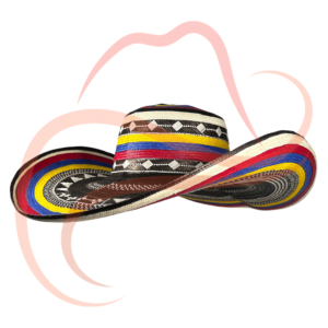 Sombrero vueltiao de 19 vueltas en colores amarillo, azul y rojo. Vista en tres cuartos que permite apreciar la calidad artesanal del trenzado de caña flecha y los patrones geométricos tradicionales de la cultura colombiana.