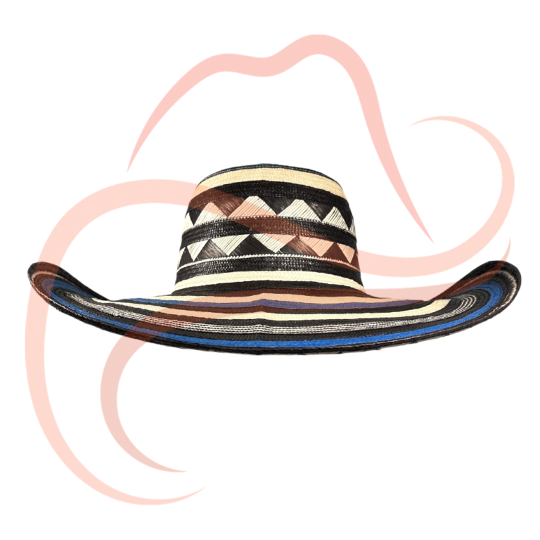 Vista frontal del sombrero vueltiao, resaltando la parte superior y el ala ligeramente inclinada, con franjas en azul, negro y blanco, y detalles marrones.