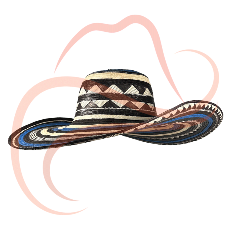 Vista en ángulo del sombrero vueltiao, donde se aprecian los detalles completos del diseño, con patrones geométricos y colores azul, negro y blanco en un estilo único.