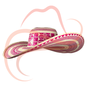 Vista en tres cuartos de sombrero vueltiao de 19 vueltas en colores blanco y fucsia, resaltando la forma estilizada y los patrones artesanales desde diferentes ángulos.