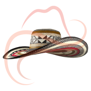 Imagen en ángulo tres cuartos del sombrero vueltiao de 19 vueltas en colores dorado, negro y rojo donde se aprecia la corona y el ala, destacando la armonía de los colores en los patrones.