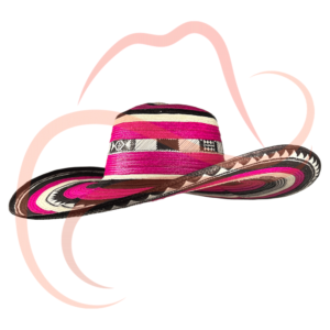 Vista tres cuartos sombrero vueltiao 19 vueltas colores fucsia, negro y blanco: Sombrero con predominancia de fucsia, negro y blanco, y detalles geométricos en la banda de la copa.
