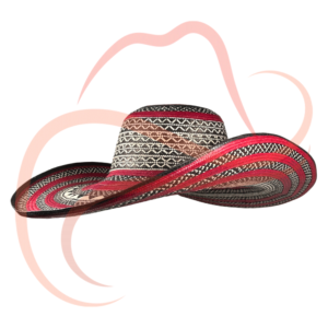 Imagen de sombrero vueltiao de 19 vueltas con colores rojo, negro y blanco, visto en ángulo de tres cuartos, resaltando las franjas de colores y la estructura del ala.