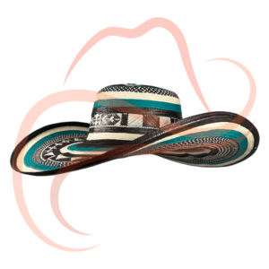 Imagen en tres cuartos de sombrero vueltiao de 19 vueltas con franjas en verde, negro y blanco, destacando los detalles coloridos y las franjas que recorren las alas.