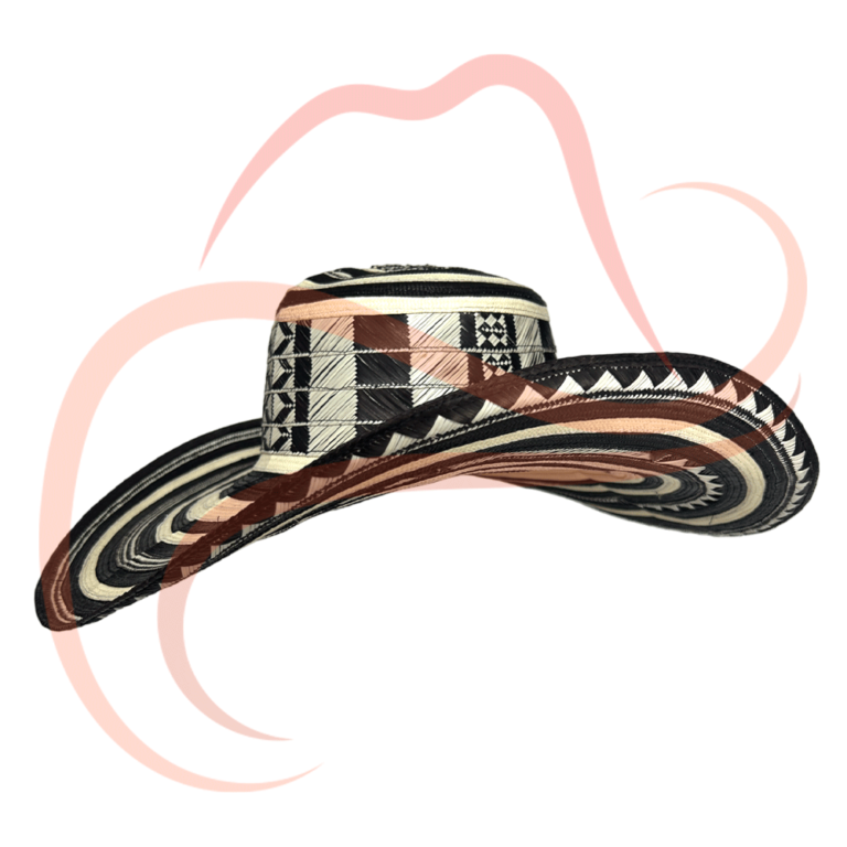Vista en ángulo tres cuartos del Sombrero Vueltiao de 21 vueltas, destacando su diseño detallado y los patrones únicos hechos a mano con caña flecha.